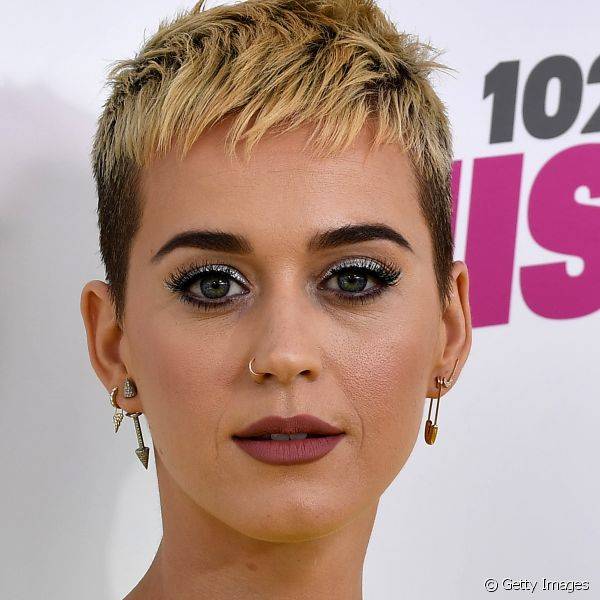 Katy Perry apostou no batom marsala de acabamento matte para ir a um evento de rádio (Foto: Getty Images)
